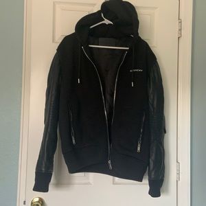 Hooded jacket with leather sleeves
